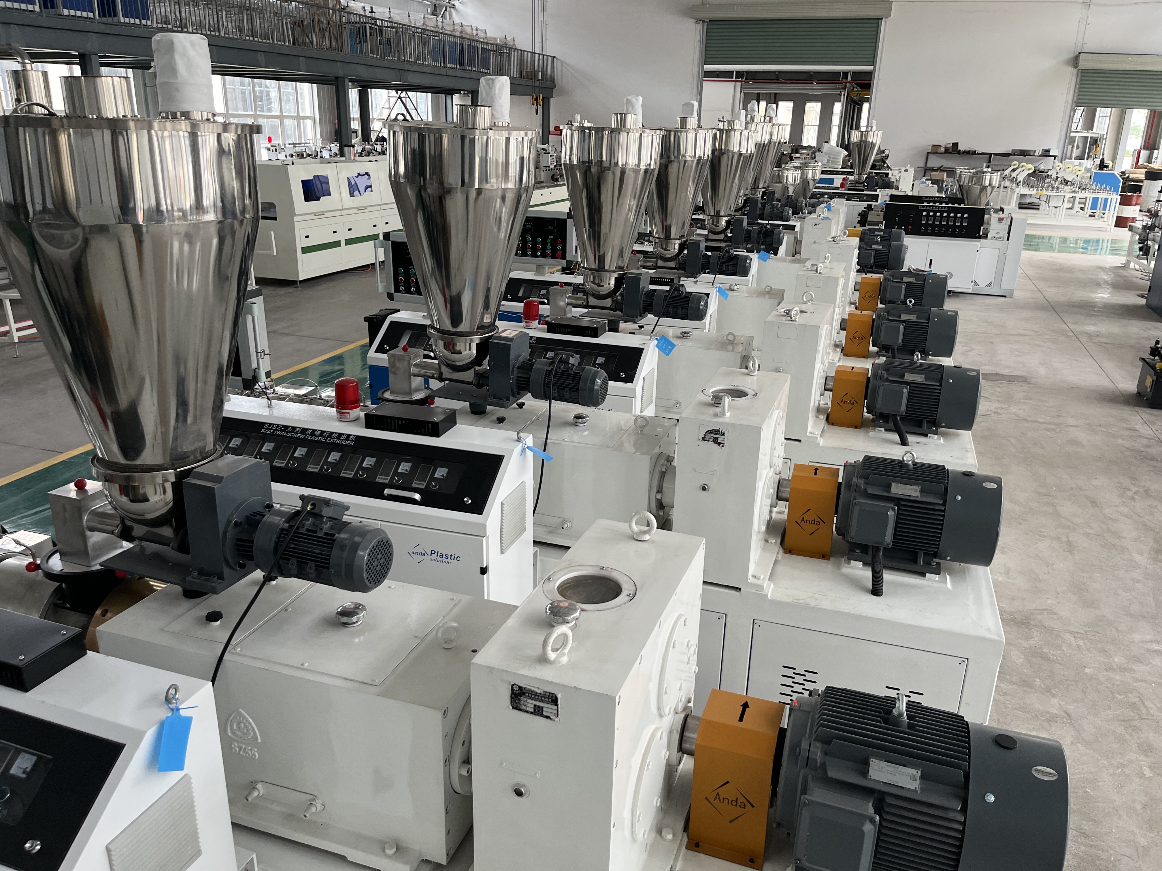 What are the main components of plastic extruder?